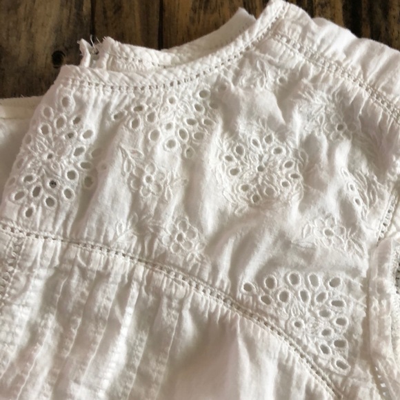 White sleeveless Abercrombie and Fitch blouse - Picture 2 of 5